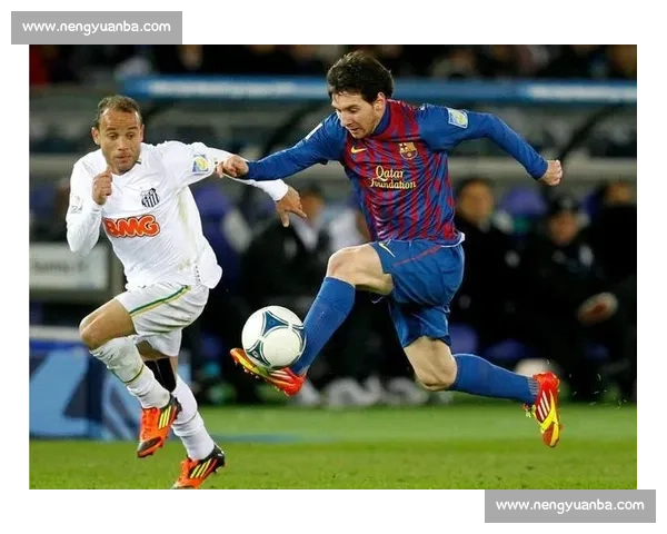 带球一路狂飙展现足球运动员速度与技巧的极限挑战